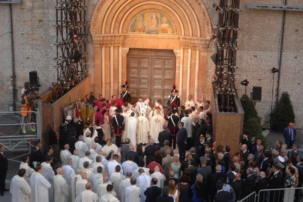 L'apertura della Basilica di Collemaggio per la Perdonanza Celestiniana / PD