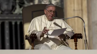 Il Papa: "La preghiera, aiuto indispensabile per il discernimento spirituale"