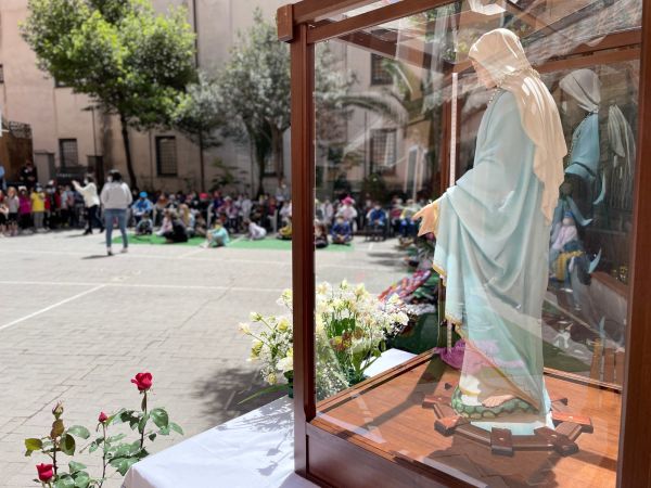 Due foto di archivio del pellegrinaggio della Sacra Effigie  della Madonna della Medaglia Miracolosa in Toscana. |  | Famiglia Vincenziana