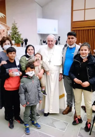 Il Papa incontra la bambina del campo di Lesbo |  | Vatican Media / ACI group