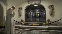 Papa Francesco nelle Grotte Vaticane, 2 novembre 2021 / Vatican Media / ACI Group