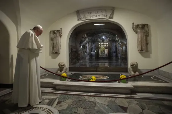 Papa Francesco nelle Grotte Vaticane, 2 novembre 2021 / Vatican Media / ACI Group