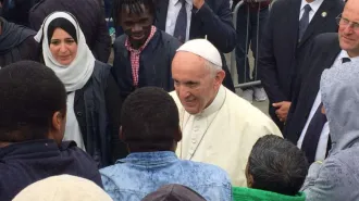 Papa Francesco: “C’è una umanità nascosta che sperimenta la gioia di donare”