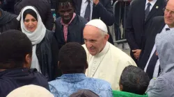 Papa Francesco incontra un gruppo di migranti durante la sua visita a Bologna dell'1 ottobre 2017 / Marco Mancini / ACI Stampa
