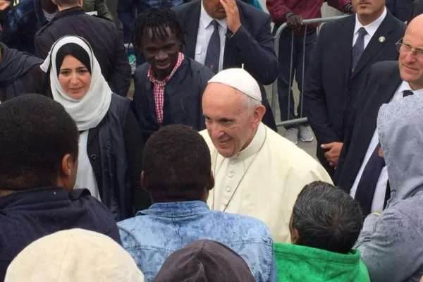 Papa Francesco incontra un gruppo di migranti durante la sua visita a Bologna dell'1 ottobre 2017 / Marco Mancini / ACI Stampa