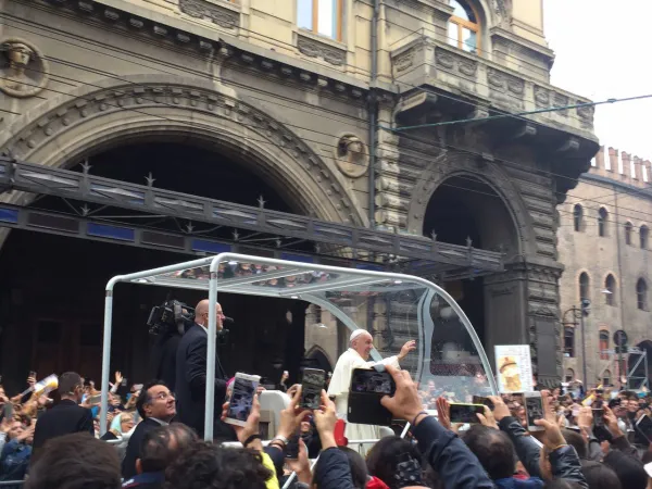 Il Papa arriva a Piazza Maggiore |  | Marco Mancini / Aci Stampa 