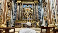 Papa Francesco di fronte l'icona di Maria Salus Populi Romani di Santa Maria Maggiore, dove si è raccolto in preghiera uscito dall'ospedale, Roma, 16 giugno 2023 / Vatican Media