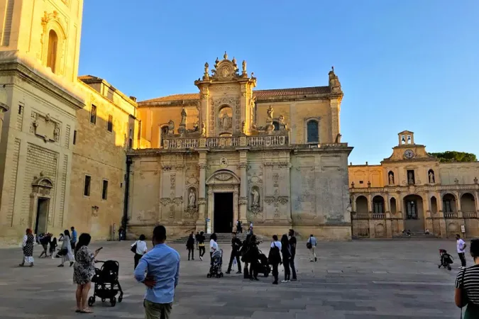 Duomo di Lecce | Il Duomo di Lecce con i turisti | Leccenelsalento