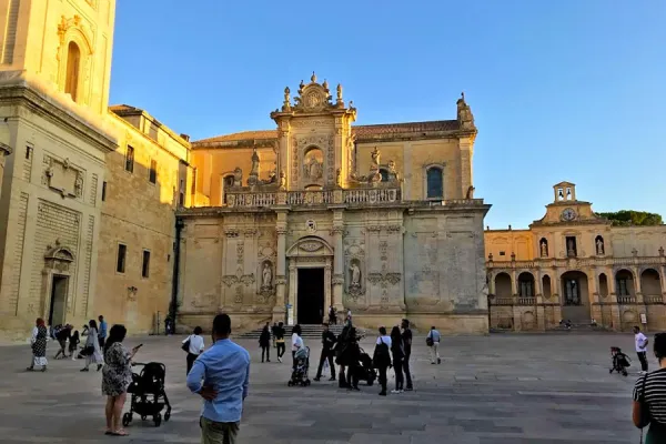 Il Duomo di Lecce con i turisti / Leccenelsalento