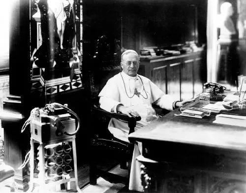 Papa Pio XI nel suo studio  |  | Wikipedia