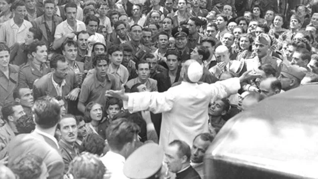 Pio XII con la gente di Roma dopo i bombardamenti |  | pd