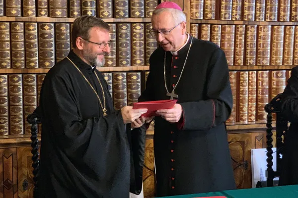 L'arcivescovo maggiore Shevchuk (a sx) e l'arcivescovo Gadecki si scambiano la dichiarazione di riconciliazione appena firmata, Jasna Gora, 27 agosto 2019 / UGCC