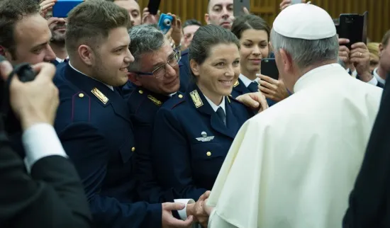 Alcuni poliziotti con Papa Francesco |  | poliziadistato.it