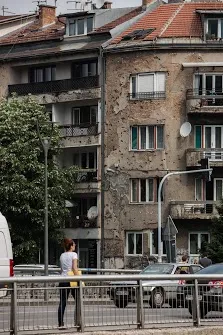 Ponte Vrbanja | Ponte Vrbanja, Sarajevo, 5 giugno 2015. Sullo sfondo, le case che portano ancora i segni dei tiri dei cecchini | Andreas Dueren / ACI Group
