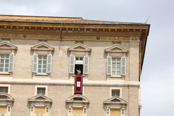 Papa Francesco affacciato dal balcone del Palazzo Apostolico Vaticano, saluta al termine di una recita del Regina Coeli | Daniel Ibanez / ACI Group