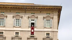 Papa Francesco affacciato dal balcone del Palazzo Apostolico Vaticano, saluta al termine di una recita del Regina Coeli / Daniel Ibanez / ACI Group