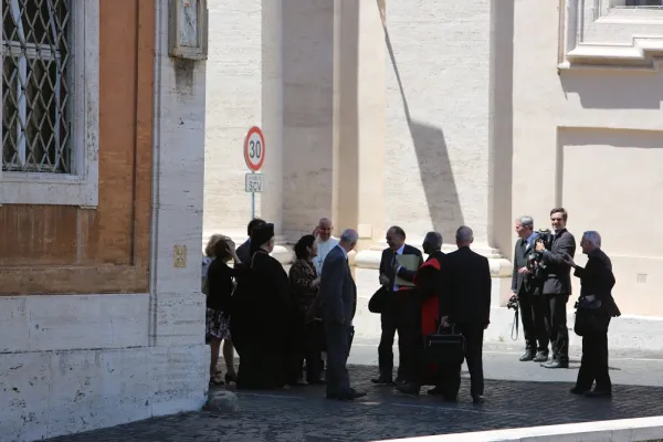 Il Papa saluta gli speaker che hanno presentato in Vaticano la sua Enciclica "Laudato si'" / Bohumil Petrik / ACI Group