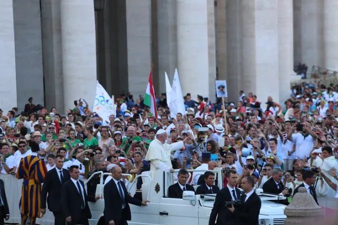 Il Papa in piazza con i ministranti |  | Petrik Bohumil