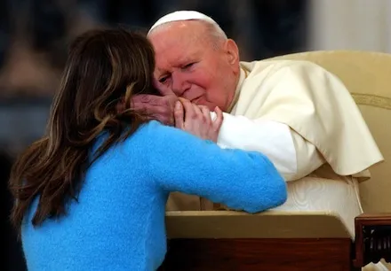 Giovanni Paolo II abbraccia una giovane in Piazza San Pietro   |  | patronatosanvincenzo.it