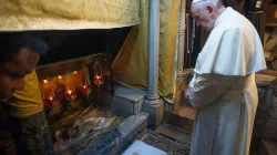 Papa Francesco nel 2014 in preghiera nella Grotta della Natività a Betlemme / Vatican Media / Custodia di Terra Santa