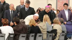 Papa Francesco incontra i malati al termine di una udienza generale a piazza San Pietro  / Daniel Ibanez / ACI Group
