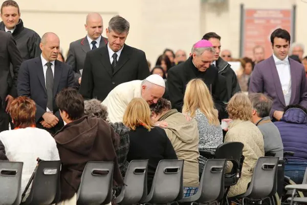 Papa Francesco incontra i malati al termine di una udienza generale a piazza San Pietro  / Daniel Ibanez / ACI Group