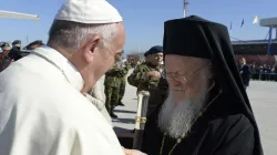 Papa Francesco e il Patriarca Bartolomeo, durante la visita a Lesbos di aprile 2016 / Vatican Media / ACI Group