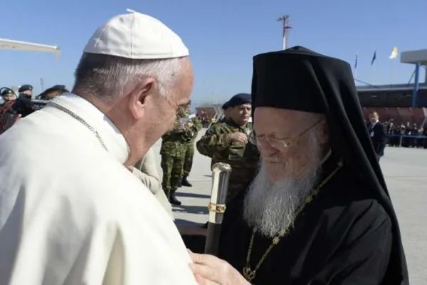 Papa Francesco e il Patriarca Bartolomeo, durante la visita a Lesbos di aprile 2016 / Vatican Media / ACI Group