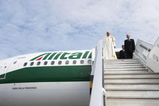 Papa Francesco in viaggio | Papa Francesco scende dalla scaletta dell'aereo durante uno dei suoi viaggi internazionali | Vatican Media / ACI Group