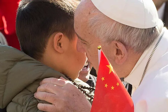 Papa Francesco | Papa Francesco saluta un fedele proveniente dalla Cina | L'Osservatore Romano / ACI Group