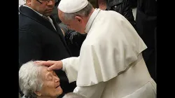 Papa Francesco saluta una anziana durante una udienza generale / Lauren Cater / CNA