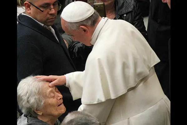 Papa Francesco saluta una anziana durante una udienza generale / Lauren Cater / CNA