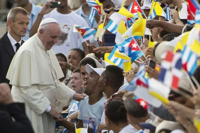 Papa Francesco saluta i pellegrini all'Avana (Cuba) prima della Messa in Piazza della Rivoluzione, 20 settembre 2015 | Vatican Media / ACI Group