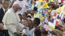 Papa Francesco saluta i pellegrini all'Avana (Cuba) prima della Messa in Piazza della Rivoluzione, 20 settembre 2015 / Vatican Media / ACI Group