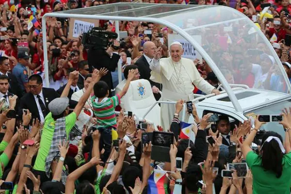 Papa Francesco con una folla di giovani durante un viaggio apostolico / Alan Holdren / CNA