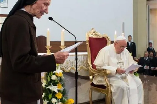 Papa Francesco ascolta Suor Maria Kaleta durante il suo viaggio a Tirana, 21 settembre 2014 / Vatican Media / ACI Group