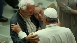 Papa Francesco si incontra con due poveri nell'Aula Paolo VI / Daniel Ibanez / ACI Group