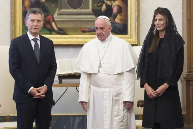 Papa Francesco posa per la foto ufficiale con il presidente argentino Mauricio Macrì e la sua terza moglie Juliana Awada, 18 febbraio 2016 | L'Osservatore Romano / ACI Group