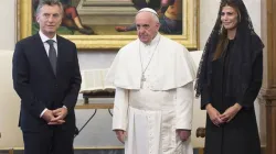 Papa Francesco posa per la foto ufficiale con il presidente argentino Mauricio Macrì e la sua terza moglie Juliana Awada, 18 febbraio 2016 / L'Osservatore Romano / ACI Group