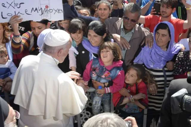 Papa Francesco con i minori rifugiati a Lesbo, 16 aprile 2016 | L'Osservatore Romano / ACI Group