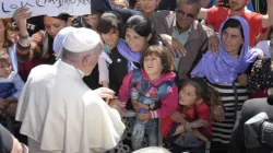Papa Francesco con i minori rifugiati a Lesbo, 16 aprile 2016 / L'Osservatore Romano / ACI Group
