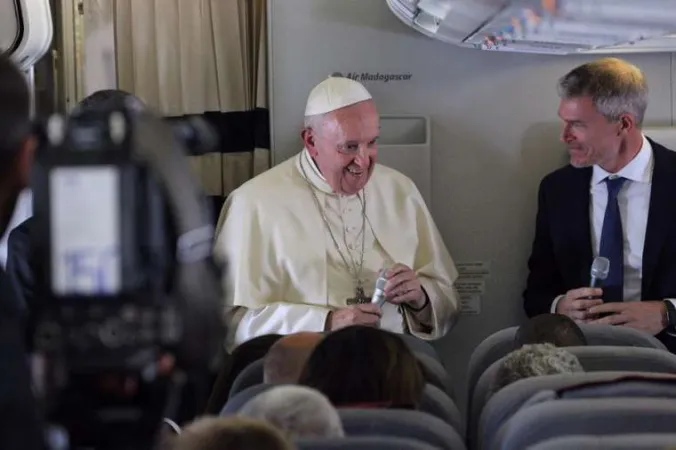 Papa Francesco in viaggio | Papa Francesco durante un volo papale con Matteo Bruni, direttore della Sala Stampa della Santa Sede
 | Archivio ACI