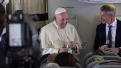 Papa Francesco durante un volo papale con Matteo Bruni, direttore della Sala Stampa della Santa Sede
 / Archivio ACI