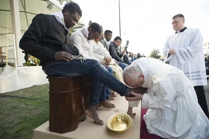 Papa Francesco lava i piedi a migranti e rifugiati durante la messa del Giovedì Santo 24 marzo 2016. | L'Osservatore Romano.