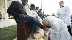 Papa Francesco lava i piedi a migranti e rifugiati durante la messa del Giovedì Santo 24 marzo 2016. / L'Osservatore Romano.