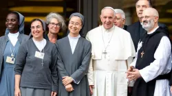 Papa Francesco con alcuni religiosi  / Daniel Ibanez / CNA 