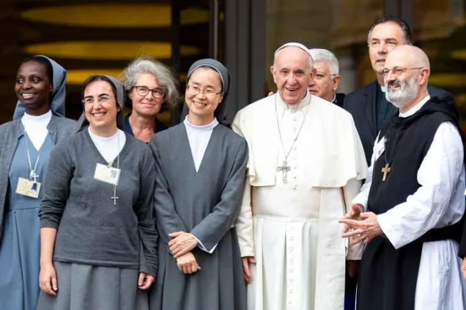 Papa Francesco | Papa Francesco con un gruppo di religiosi | Daniel Ibanez / ACI Group