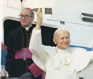 Il futuro Cardinale Fagiolo con Giovanni Paolo II |  | pubblico dominio 