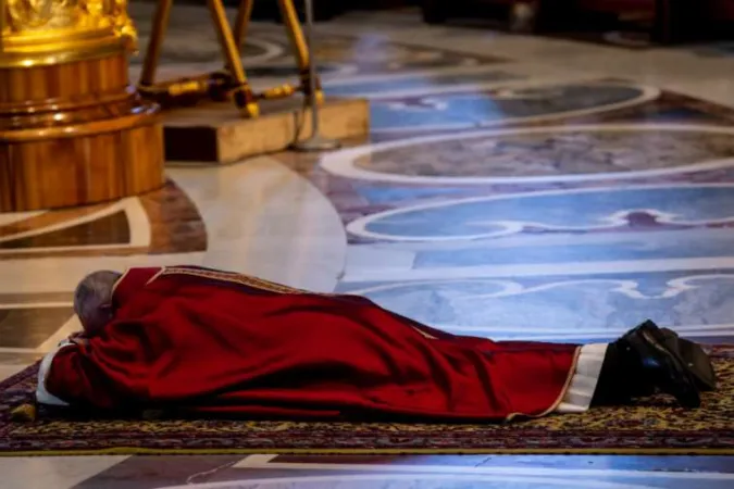 Papa Francesco, Venerdì Santo | Papa Francesco durante una Messa del Venerdì Santo | Daniel Ibanez / ACI Group
