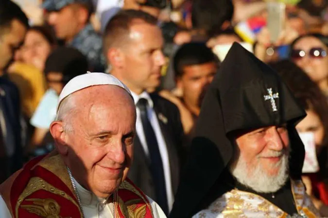Papa Francesco e il Catholicos Karekin II durante il viaggio di Papa Francesco in Armenia, 25 giugno 2016 | Edward Pentin / ACI Group